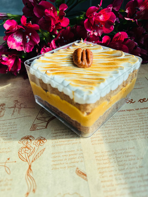 Chocolate Jar Cake with Dulce de Leche, Crunchy Walnuts & Meringue – A Sweet Memory in Every Spoon