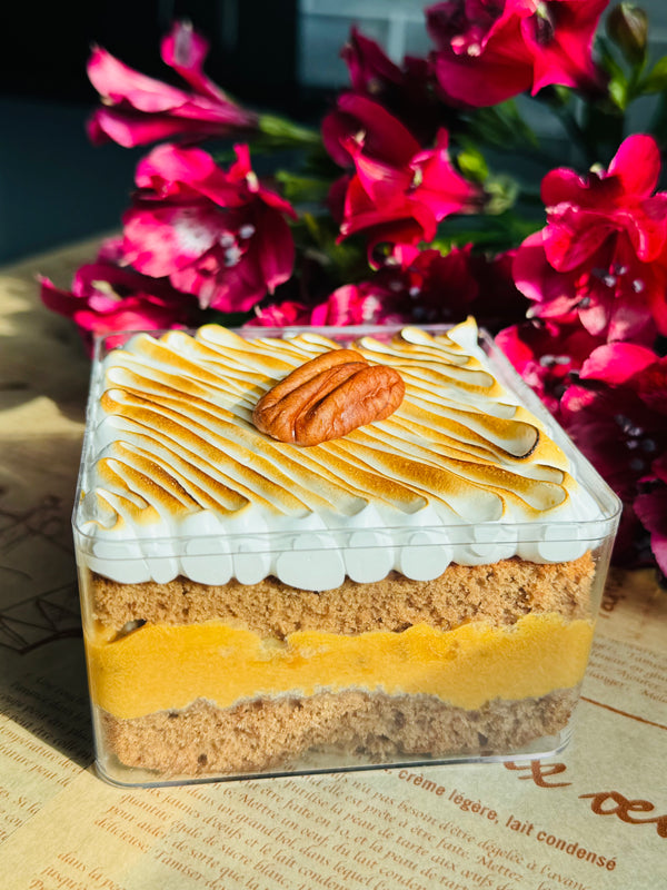 Chocolate Jar Cake with Dulce de Leche, Crunchy Walnuts & Meringue – A Sweet Memory in Every Spoon