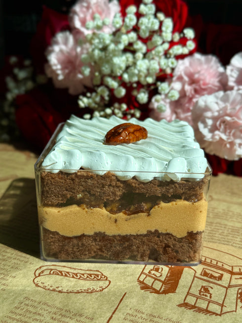 Chocolate Jar Cake with Dulce de Leche, Crunchy Walnuts & Meringue – A Sweet Memory in Every Spoon