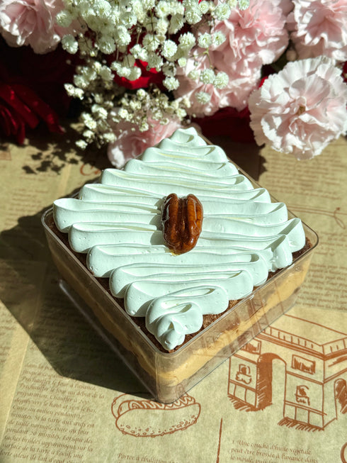 Chocolate Jar Cake with Dulce de Leche, Crunchy Walnuts & Meringue – A Sweet Memory in Every Spoon