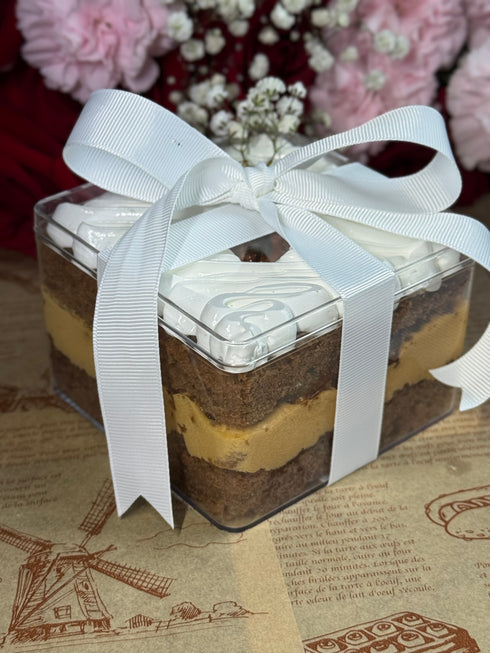 Chocolate Jar Cake with Dulce de Leche, Crunchy Walnuts & Meringue – A Sweet Memory in Every Spoon